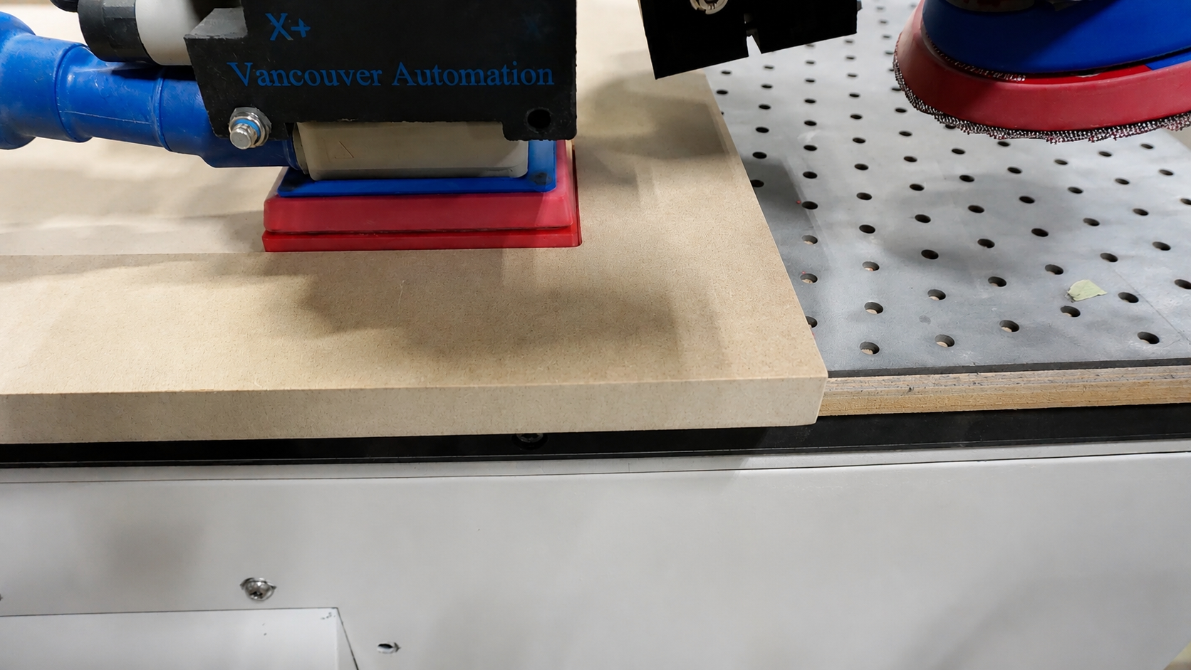 Automatic sanding head close-up
